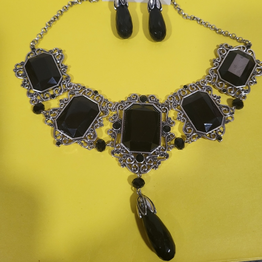 Elegant Black and Silver Necklace Set NWOT
